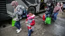 <p>Sejumlah penumpang bersiap menaiki bus AKAP di Terminal Bayangan Lebak Bulus, Jakarta, Kamis (21/4/2022). Sebagian pemudik memilih pulang kampung lebih awal untuk menghindari puncak arus mudik Lebaran 2022. (Liputan.com/Faizal Fanani)</p>