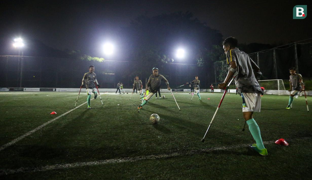 Pemain Timnas Sepak Bola Amputasi Indonesia melakukan pemanasan sebelum laga uji coba untuk persiapan Piala Dunia Amputasi 2022 melawan Persaj Jakarta di Serenia Hills Mini Soccer, Jakarta Selatan, Senin (08/08/2022). Garuda INAF menang dengan skor 13-0. (Bola.com/Bagaskara Lazuardi)