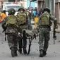 Sejumlah tentara membawa rekannya usai bom rakitan meledak dekat kendaraan militer di Kota Jolo, Pulau Sulu, Filipina, Senin (24/8/2020). Sebanyak 10 orang tewas dan puluhan lainnya terluka -banyak dari mereka tentara atau polisi- dalam pemboman ganda tersebut. (Nickee BUTLANGAN/AFP)