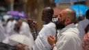 Umat Muslim berdoa di depan Ka'bah, selama ibadah haji tahunan, di Mekah, Arab Saudi, Kamis 21 Mei 2026. (AP Photo/Altaf Qadri)