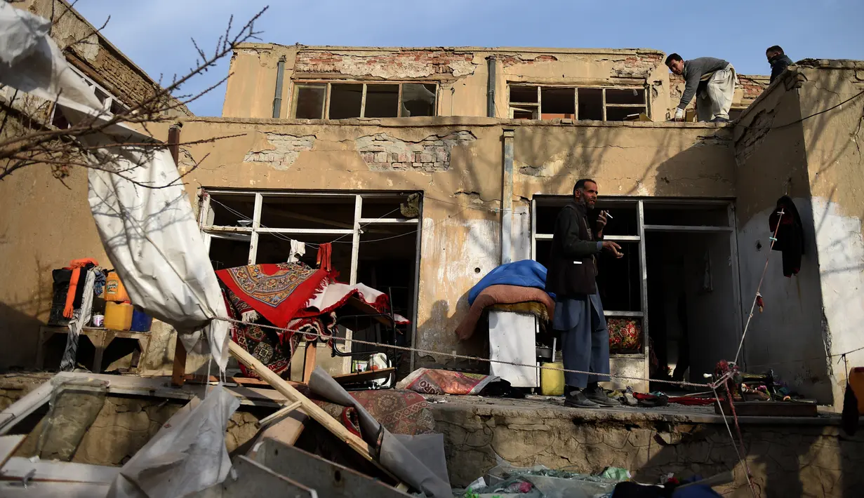 Warga menyelamatkan barang mereka dari rumah di dekat lokasi sebuah bom mobil yang meledak di sebuah restoran Prancis di Kabul, Afganistan, Sabtu (2/1/2016). Akibatnya, dua orang tewas dan 15 lainnya luka-luka. (AFP PHOTO/Wakil Kohsar)