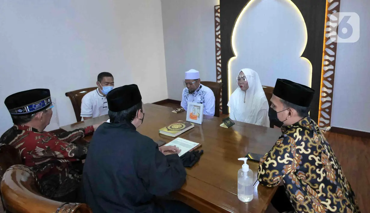 Pasangan Dewi dan Dinar saat melangsungkan pernikahan di KUA Kecamatan Meteng, Jakarta, Selasa (22/02/2022). Sejumlah pasangan sengaja melangsungkan pernikahan pada hari ini yang memiliki tanggal, bulan, dan tahun unik yakni 22-02-2022. (Liputan6.com/Herman Zakharia)