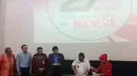 Gousta Feriza, S.H M.H sebagai Ketua Umum Purna Paskibraka Indonesia (PPI) periode 2016-2021 memotong tumpeng saat perayaan ulang tahun ke-27. (Liputan6.com/Hutomo) 