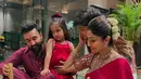 Shilpa Shetty Kundra tampil mengenakan saree merah terdiri dari atasan lengan pendek crop dihiasi beads dan selendang serasi dengan roknya. [@theshilpashetty]