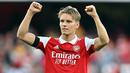 Martin Odegaard. Gelandang serang berusia 23 tahun ini kini tengah menjalani musim keduanya bersama Arsenal di Liga Inggris. Ia didatangkan pada awal musim 2021/2022 dari Real Madrid dengan nilai transfer 35 juta euro dan masih terikat kontrak hingga Juni 2025. Musim ini ia telah tampil dalam 7 laga di semua ajang dengan torehan 3 gol. Bersama Timnas Norwegia ia telah mengoleksi 43 caps dengan raihan 2 gol dan 8 assist sejak melakukan debut pada 27 Agustus 2014. (AFP/Glyn Kirk)