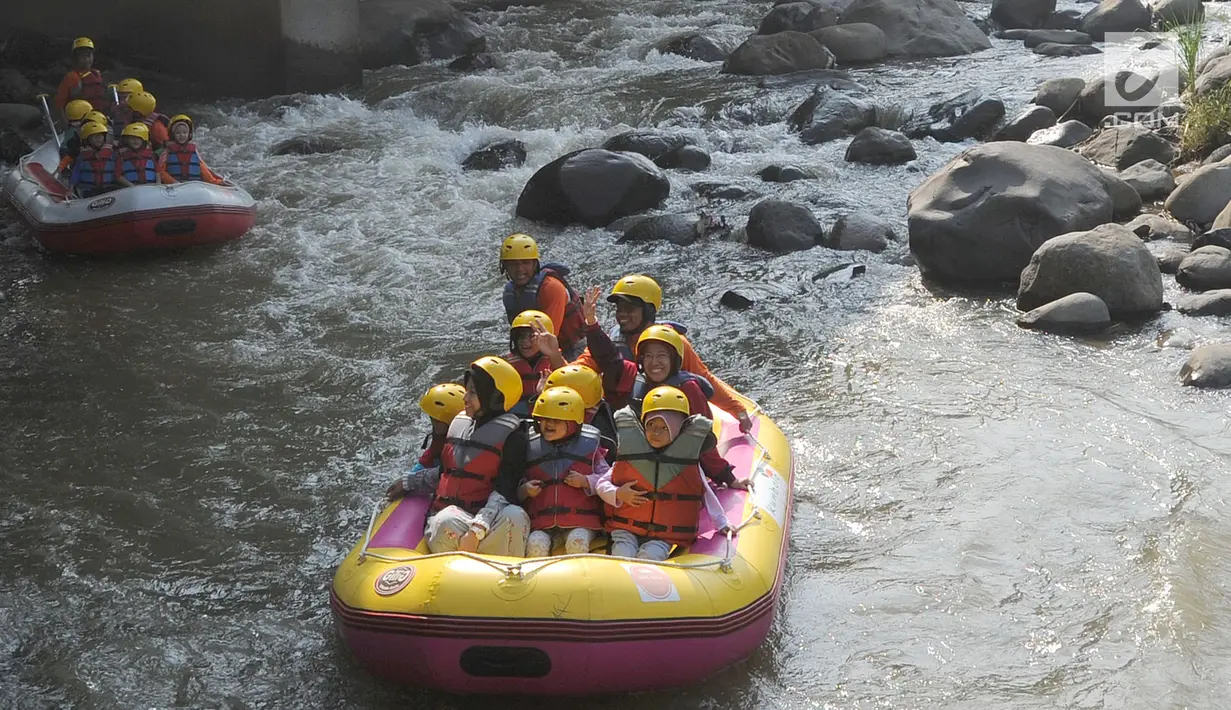Murid TPQ Kelopak Kalisari Jakarta bertualang arung jeram khusus anak di kawasan Bendungan Katulampa, Bogor, selasa (20/11). Rafting di aliran Sungai Ciliwung ini diadakan Hiking Bocah melibatkan partisipasi masyarakat lokal. (Merdeka.com/Arie Basuki)