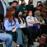 Rebecca Klopper mengikuti persidangan atas kasus penyebaran video syur mirip dirinya. [M. Akrom Sukarya/KapanLagi.com]
