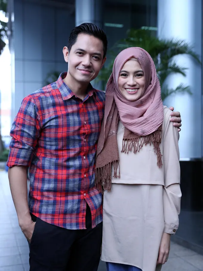 Dude Harlino gemar mengabadikan kecantikan Alyssa Soebandono. (Nurwahyunan/Bintang.com)