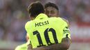 Lionel Messi dan Neymar Jr. merayakan gol saat menglahkan Atletico Madrdi 2-1 sebelumnya Barcelona tertinggal yang akhirnya berbalik unggul di Stadion Vicente Calderon, Madrid,(17/5/2015).  (EPA/Victor Lerena)