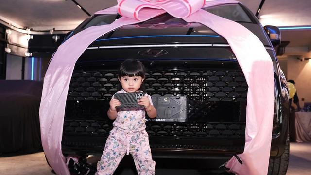 Definisi Bayi Sultan, 6 Gaya Ameena Pose di Depan Kado Mobil Pemberian Atta Halilintar-Aurel Hermansyah