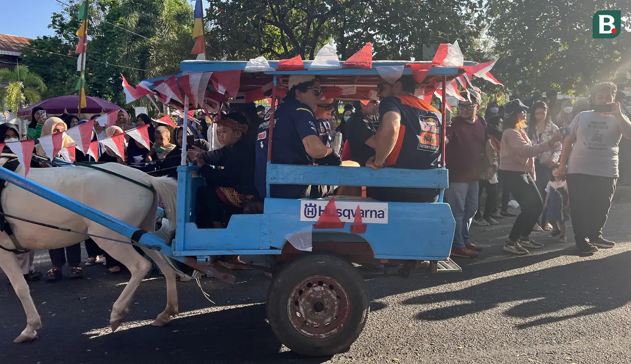Pembalap Nestaan Husqvarnna Factory Racing dan Kawasaki Racing Team MXGP menikmati parade di Kota Sumbawa, Jumat (23/6/2023) menjelang balapan MXGP Sumbawa 2023 di Sirkuit Samota pada 24-25 Juni 2023. (Bola.com/Wiwig Prayugi)