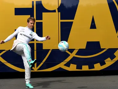 Pebalap Mercedes, Nico Rosberg, bermain bola jelang latihan bebas pertama F1 GP Austria di Sirkuit Red Bull Ring, Austria, (1/7/2016). (AFP/Andrej Isakovic)