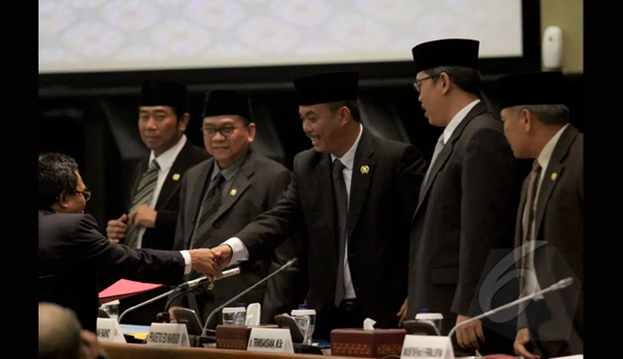 Pimpinan DPRD DKI bersalaman dengan anggota DPRD disela sidang paripurna di Gedung DPRD DKI Jakarta, Kamis (26/2). Sidang tersebut untuk melakukan penyelidikan atas dugaan pelangggaran yang dilakukan Gubernur Basuki T Purnama. (Liputan6.com/Faizal Fanani)