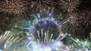 Kembang api menerangi langit di atas London Eye di pusat kota London untuk merayakan Tahun Baru pada Minggu (1/1/2022). Malam pergantian tahun identik dengan pesta kembang api. (AP Photo/Alberto Pezzali)