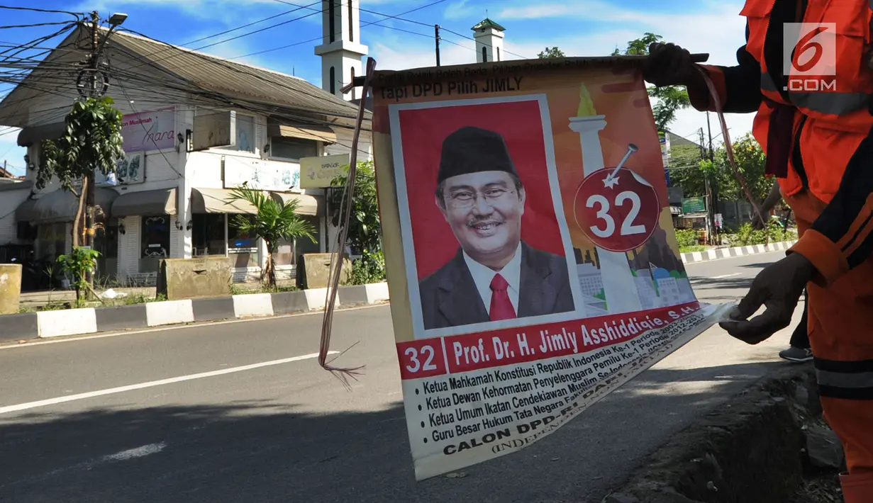 Petugas mencopot alat peraga kampanye (APK) Pemilu 2019 di kawasan Lebak Bulus, Jakarta Selatan, Minggu (14/4). Pencoptan yang melibatkan tenaga PPSU ini sebagai tindak lanjut masa tenang Pemilu 2019 hingga hari pencoblosan 17 April mendatang. (merdeka.com/Arie Basuki)