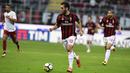 Gelandang AC Milan, Hakan Calhanoglu, menggiring bola saat melawan AS Roma pada laga Serie A Italia di Stadion San Siro, Milan, Minggu (1/10/2017). Milan kalah 0-2 dari Roma. (AFP/Miguel Medina)
