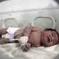 Seorang bayi perempuan yang lahir di bawah reruntuhan akibat gempa bumi yang melanda Suriah dan Turki menerima perawatan di dalam inkubator di rumah sakit anak di kota Afrin, provinsi Aleppo, Suriah, Selasa (7/2/2023). Seorang bayi perempuan yang baru lahir berhasil diselamatkan dari reruntuhan di sebuah rumah di Suriah utara pasca gempa Turki 6 Februari 2023.  (AP Photo/Ghaith Alsayed)