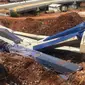 Girder proyek pembangunan Jalan Tol Depok-Antasar menimpa truk proyek, di Jalan TB Simatupang, Jakarta, Selasa (2/1). Girder ambruk diduga tersenggol alat berat yang berada di lokasi pembangunan. (Liputan6.com/Immanuel Antonius)