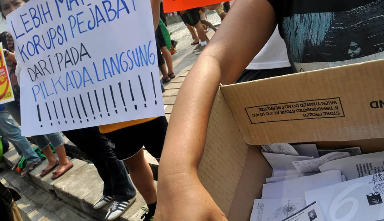 Rencananya, fotokopi KTP tersebut akan diserahkan ke KontraS untuk nantinya dibawa ke MK pada saat pendaftaran gugatan, Jakarta, (28/9/14). (Liputan6.com/Miftahul Hayat)