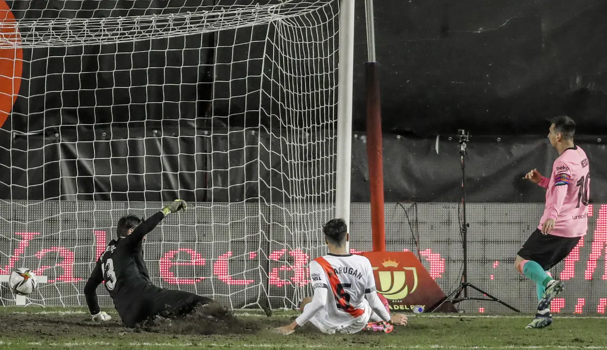Pemain Barcelona, Lionel Messi (kanan) berhasil menjebol gawang Rayo Vallecano pada laga babak 16 Besar Copa del Rey di Vallecas stadium, Madrid, Kamis (28/1/2021). (Foto: AP/Manu Fernandez)