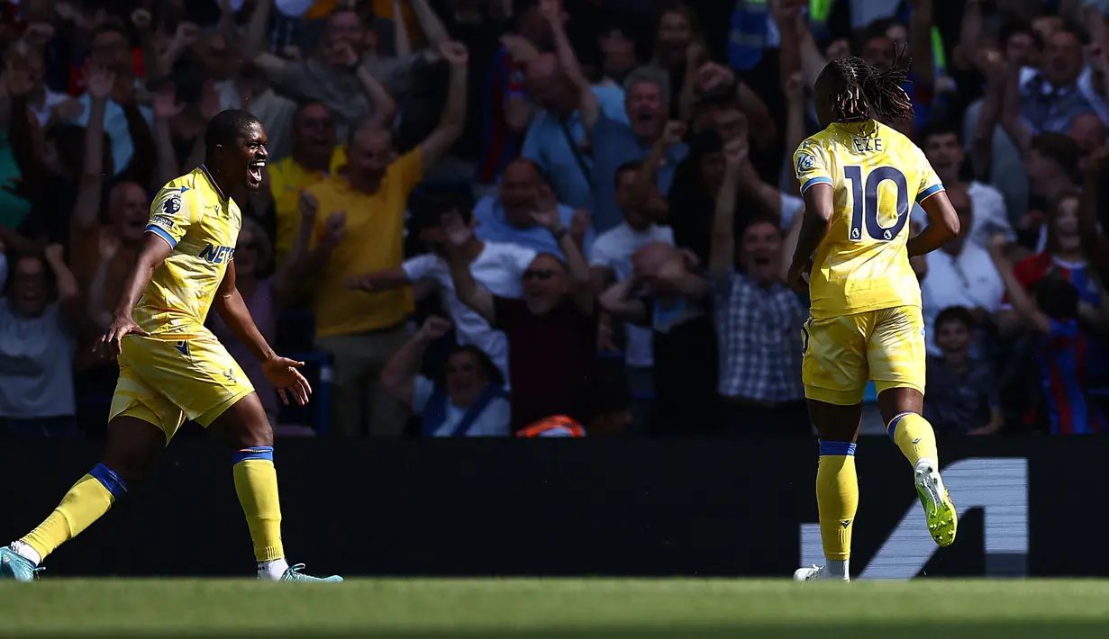 Pemain Crystal Palace, Eberechi Eze (kiri) melakukan selebrasi setelah mencetak gol penyeimbang 1-1 ke gawang Chelsea pada laga lanjutan Liga Inggris 2024/2025 yang berlangsung di Stamford Bridge, London, Inggris, Minggu (01/09/2024). (AFP/Henry Nicholls)