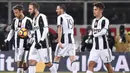 Striker Juventus, Gonzalo Higuain, dan rekan-rekannya tampak kecewa usai menyerah dari Fiorentina pada laga Liga Italia di Stadion Artemio Franchi, Minggu (15/1/2017). Juventus kalah 1-2 dari Fiorentina. (EPA/Maurizio Degl' Innocenti)