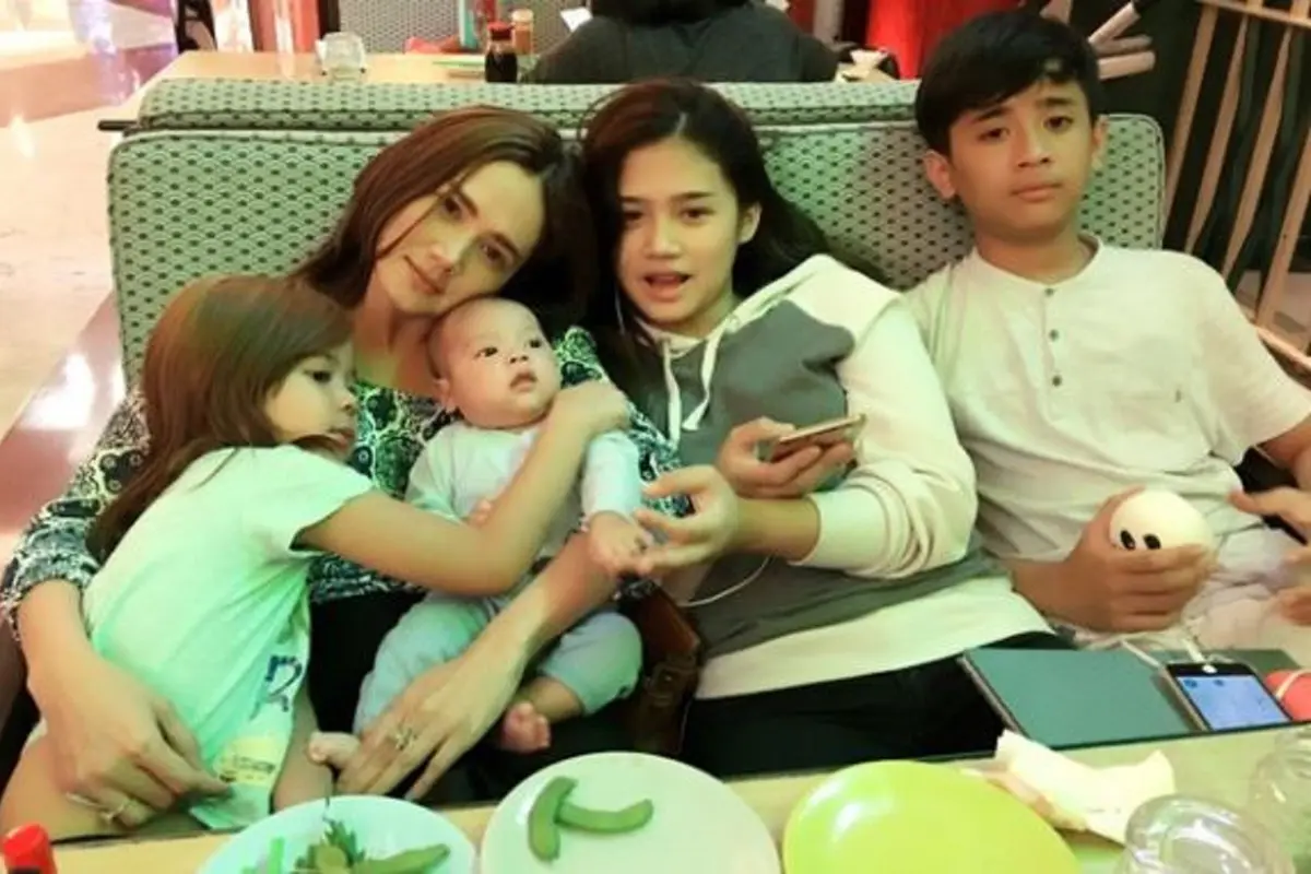 [Bintang] Mulan Jameela dan keempat anaknya