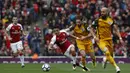 Pemain Arsenal, Alexis Sanchez (kiri) berusaha menjauh dari kejaran pemain Brighton pada lanjutan Premier League di Emirates Stadium, London, (1/10/2017). Arsenal menang 2-0. (AFP/Adrian Dennis) 