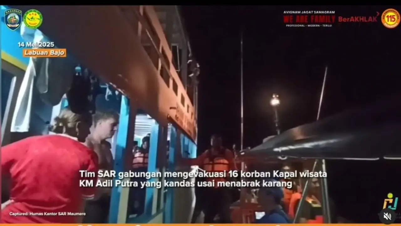 Tim SAR Evakuasi 14 Wisman Penumpang Kapal Wisata yang Tenggelam di Kawasan Taman Nasional Komodo