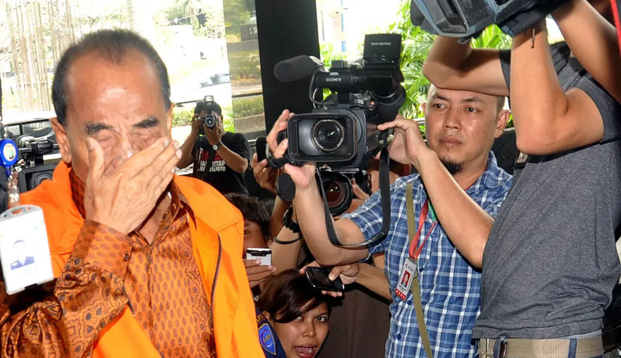 Gubernur Riau Annas Maamun tiba di Gedung KPK dibalut rompi oranye bertuliskan tahanan KPK, Jakarta, (8/10/14). (Liputan6.com/Miftahul Hayat) 