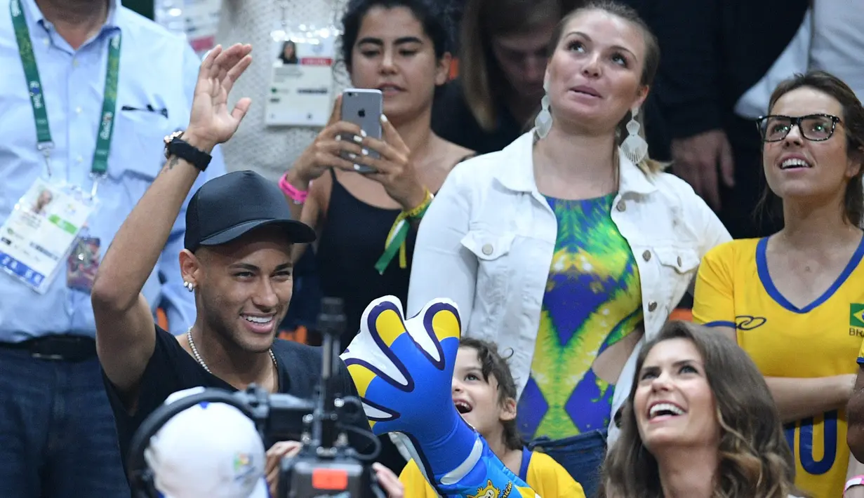 Kehadiran Neymar menjadi daya tarik penonton laga final bola voli putra  Olimpiade Rio 2016 antara Brasil melawan Italia di Stadion Maracanazinho, Rio de Janeiro, (21/8/2016). (AFP/Johannes Eisele)