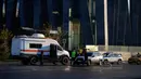 Meski serangan ini menyebabkan kerusakan material, pihak berwenang setempat melaporkan tidak ada korban jiwa dalam insiden ini. Tampak dalam foto, kendaraan-kendaraan dinas khusus terparkir di gedung apartemen yang rusak di jalan Mosfilmovskaya, Moskow, setelah serangan pesawat tak berawak dari Ukraina, Senin 4 Mei 2026. (AP Photo)