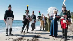 Orang-orang yang mengenakan kostum era Napoleon Bonaparte berdiri di pantai dalam rangka peringatan 200 tahun kematian Napoleon Bonaparte, Saint-Helene, Golfe-Juan, Prancis, 16 Maret 2021. Napoleon adalah pemimpin militer dan politik Prancis yang terkenal saat Perang Revolusioner. (Valery HACHE/AFP)