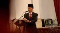 Presiden Joko Widodo memberikan sambutan saat acara pemberian penghargaan kepada sejumlah kepala daerah yang berprestasi di Istana Negara, Jakarta, Selasa (28/4/2015). Penghargaan ini diberikan dalam rangka hari otonomi daerah (Liputan6.com/Faizal Fanani)