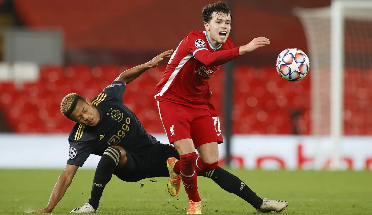 Penyerang Ajax Amsterdam, David Neres bertabrakan dengan bek Liverpool Neco Williams pada matchday kelima Grup D Liga Champions di Anfield, Selasa (1/12/2020). Curtis Jones mencetak gol satu-satunya yang membawa Liverpool melaju ke babak 16 besar. (Phil Noble/Pool via AP)