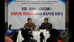 Lingkaran Survei Indonesia (LSI) memaparkan hasil survei '100 Hari Jokowi 3 Rapor Merah dan 2 Rapor Biru’ di kantor LSI Jakarta, (29/1/2015). Tampak peneliti LSI Rully Akbar (kiri) dan Adjie Alfaraby memaparkan hasil survei. (Liputan6.com/Andrian M Tunay)