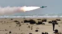 Rudal ditembakkan dari truk ke laut saat latihan militer Iran di sepanjang Teluk Oman, Kamis (18/6/2020). Uji coba ini dilakukan saat Amerika Serikat berupaya memperpanjang embargo senjata yang diberlakukan PBB terhadap Iran. (Iranian Army office/AFP)