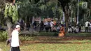 Salah satu peserta aksi membaca Al-Quran di taman pembatas Jalan Medan Merdeka Barat, Jakarta, Jumat (14/6/2019). Massa berkumpul menyampaikan pendapat terkait sidang perselisihan hasil pilpres 2019. (Liputan6.com/Helmi Fithriansyah)