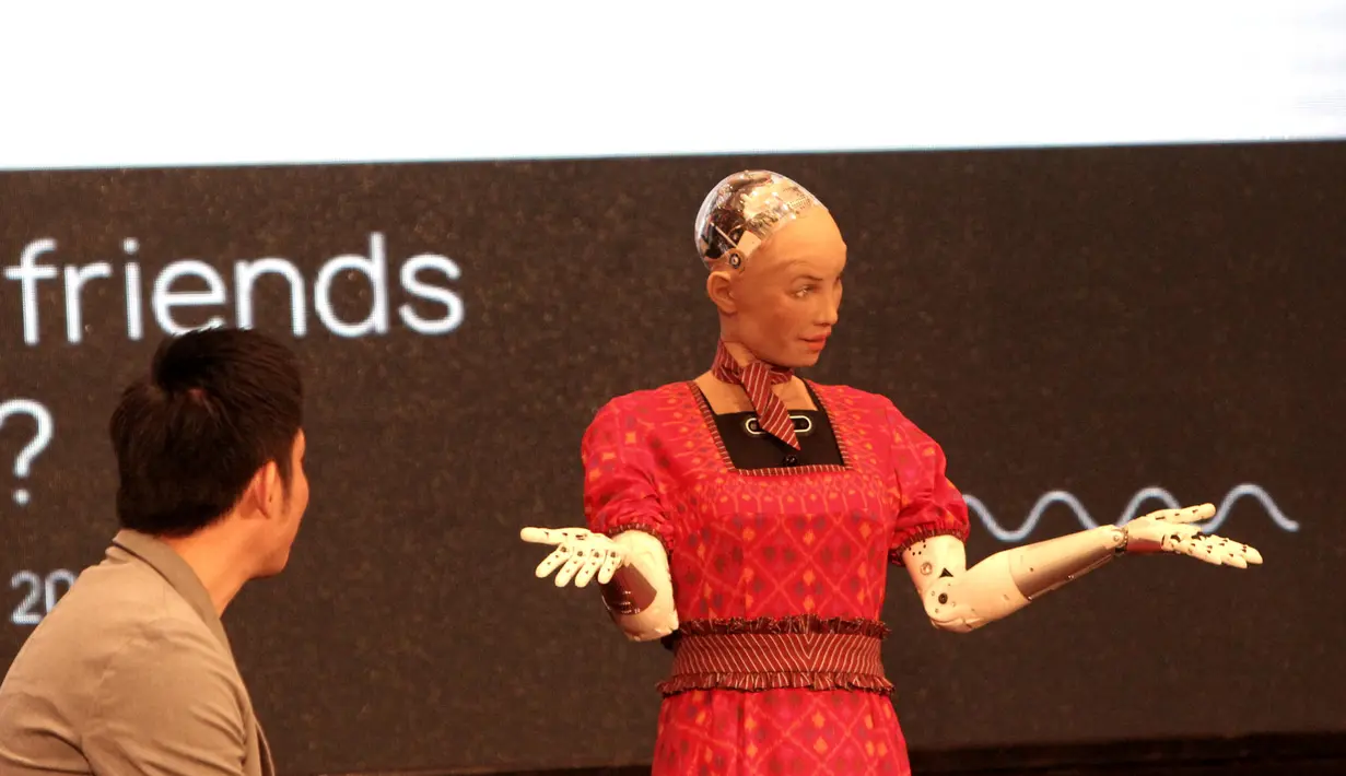 Robot Sophia berinteraksi dengan penonton dalam dialog internasional CSIS di Hotel Borobudur, Jakarta, Selasa (17/9/2019). Kehadiran Sophia untuk menunjukkan bahwa robot dapat membantu manusia dalam berbagai aktivitas. (merdeka.com/Iqbal Nugroho)