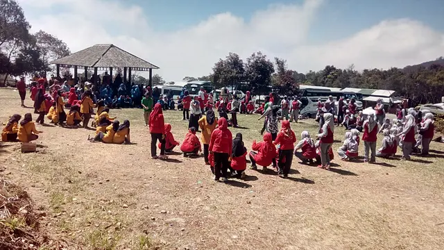 Nampak beberapa rombongan pengunjung dari Jakarta, tengah menikmati sesi fun game, dalam sesi kunjungan wisata di TWA Papandayan, Garut