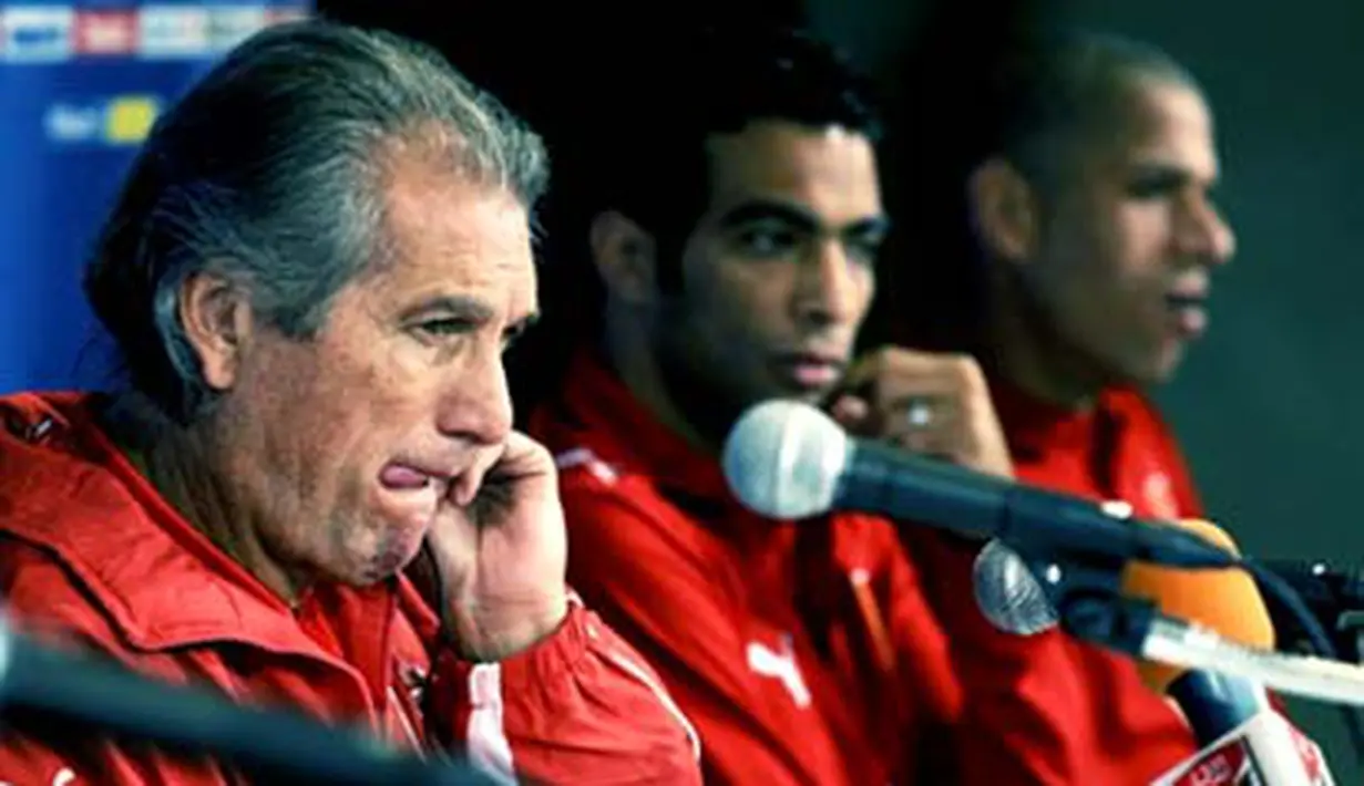 Egyptian Al Ahly&#039;s Portugese head coach Manuel Jose during his team&#039;s press conference with captain Shady Mohamed (C) and defender Wael Gomaa (R) in the FIFA Club World Cup at a Tokyo hotel, on December 9, 2008. AFP PHOTO/TOSHIFUMI KITAMURA 