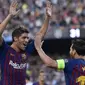 Gelandang Barcelona, Sergi Roberto, merayakan gol yang dicetak Lionel Messi ke gawang PSV Eindhoven pada laga Liga Champions di Stadion Camp Nou, Barcelona, Selasa (18/9/2018). Barcelona menang 4-0 atas PSV. (AFP/Josep Lago)