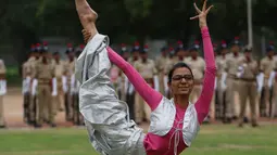 Seorang wanita India melakukan yoga selama perayaan hari Kemerdekaan di Ahmadabad, India, (15/8). India merdeka dari kolonialis Inggris pada tahun 1947. (AP Photo / Ajit Solanki)