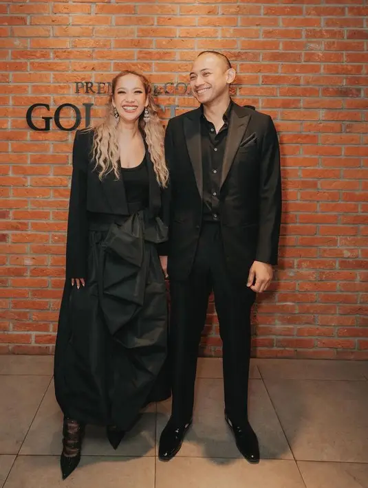 Tampilan serba hitam seperti Bunga Citra Lestari mengenakan crop top blazer dipadukan rok balonnya, sedangkan Tiko tampil dengan setelan jasnya. Cocok untuk dinner Valentine. [@tikoaryawardhana]