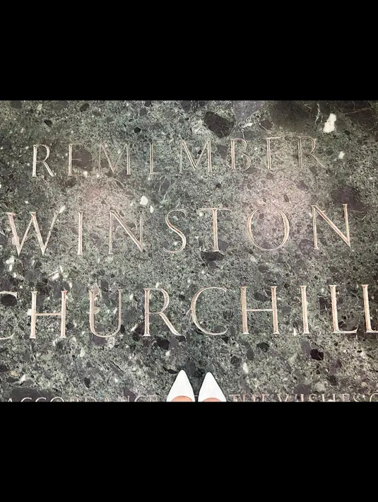 Tak ketinggalan, fascinator besar dengan nuansa senada juga menyempurnakan tampilannya.  [Foto: Instagram/ Katy Perry]