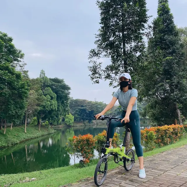 Gaya Selvi Kitty Naik Sepeda Lipat