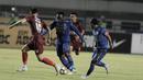 Gelandang Persib Bandung, Michael Essien, berusaha melewati gelandang PSM Makassar, Marc Anthony Klok pada laga lanjutan Liga 1 di Stadion GBLA, Bandung, Rabu, (5/7/2017). Persib menang 2-1 atas PSM. (Bola.com/M Iqbal Ichsan)