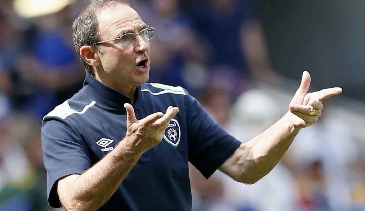 Pelatih Republik Irlandia, Martin O'Neill memberikan instruksi kepada para pemain saat melawan Prancis pada babak 16 besar Piala Eropa 2016 di Stade de Lyon, Lyon, Minggu (26/6/2016).  (EPA/Yuri Kochetkov)