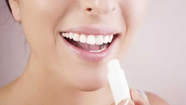 4 Manfaat Menggunakan Lipbalm