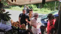 koster beli buah di pinggir jalan